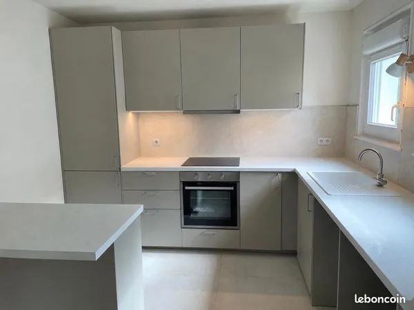 À louer - Appartement 83 m² entièrement rénové - 3 chambres - Terrasse + balcon - Parking - Méziré
