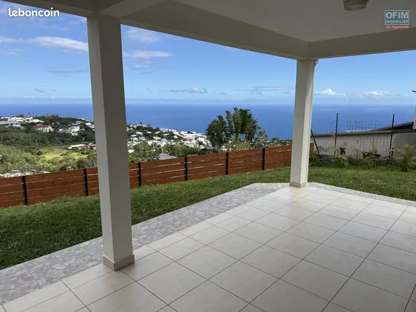Maison F4 neuve en R+1 de 106,26 m² construite sur 451 m² de terrain, avec pleine vue mer et montagn