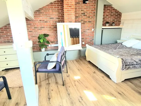 Loue studio de 40 m2 avec kitchenette et salle de bain indépendantes chez l'habitant au dernier étag
