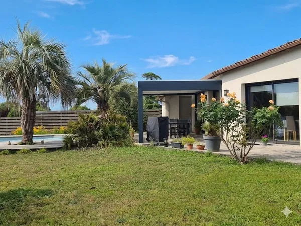 Maison de plain-pied 180 m² avec piscine et dépendance