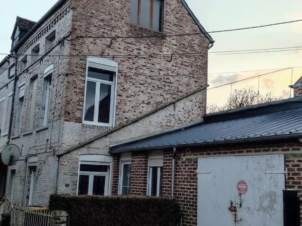 Maison mitoyenne avec travaux à réaliser, idéale pour famille ou investisseur.