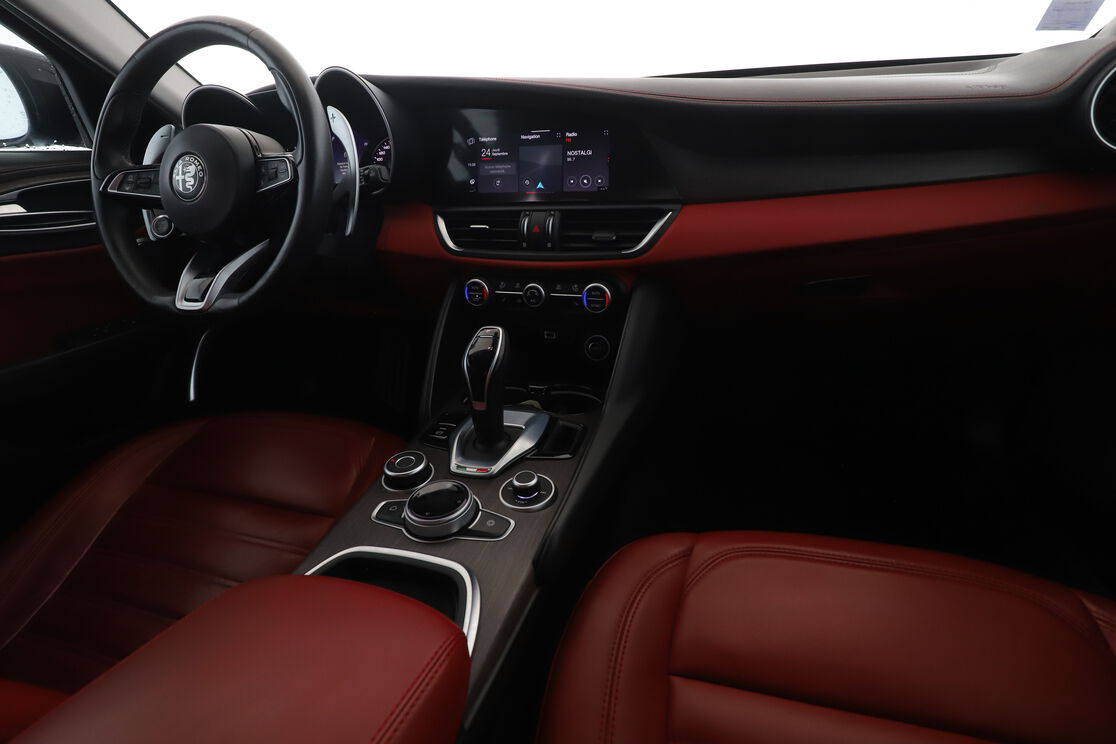 Alfa Romeo Giulia 2.2 Super AT8 — photo 12
