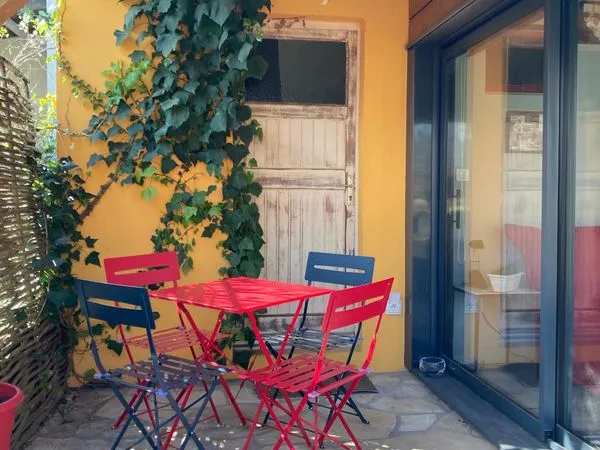 Logement cosy en ville avec petit jardin