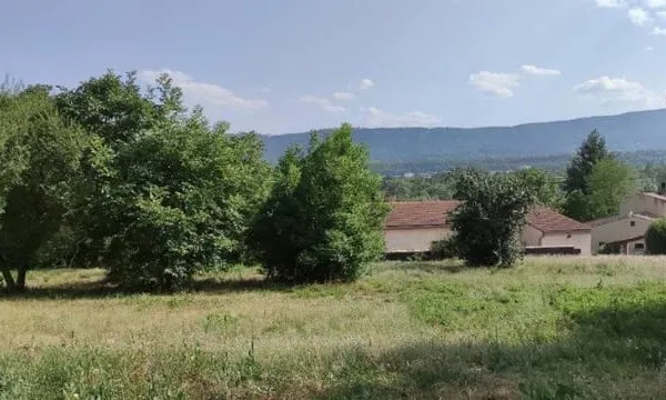 Terrain 740 m²