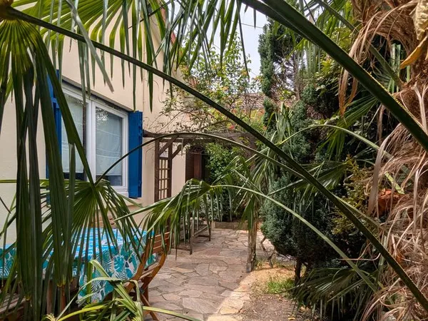 Maison de charme avec dépendance et patios, proche gare et tous commerces à pied • Plain pied dans u
