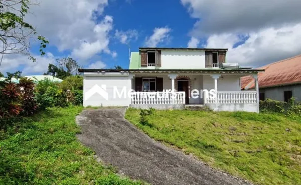Maison 170 m² à Morne-à-l'Eau, 4 chambres avec studio sur un terrain de 3343 m²
