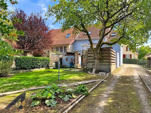 Charmante maison avec jardin, terrasse et grand garage dans