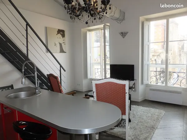 Bordeaux St Michel : superbe T2bis meublé 55 m² au dernier étage d'un bel immeuble pierre