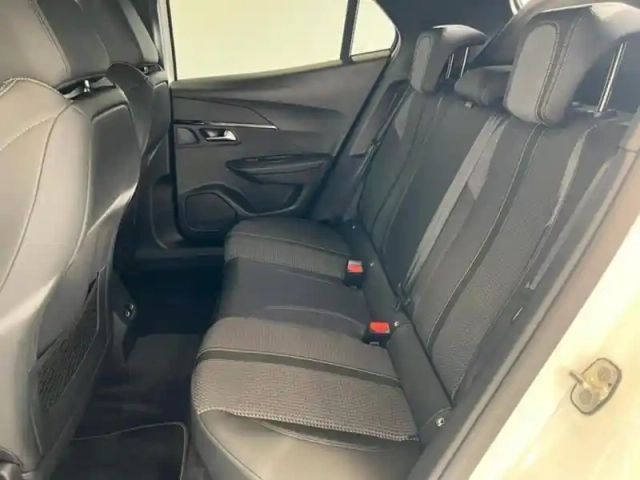 Peugeot 2008 e- 136ch gt — photo 8