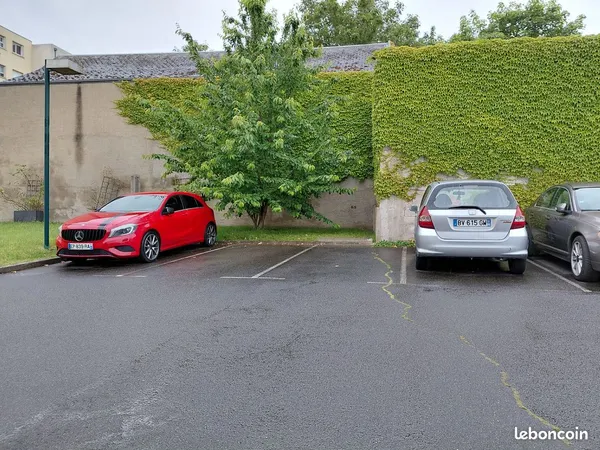 Orleans ctre PARKING ext 14 r Patay dans cour intérieure sécurisée