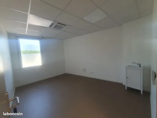 Local indépendant - plein temps - PMR - 13m² - dans tiers lieu professionnel