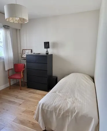 Chambre meublée 11 m² à louer à une étudiante - Courbevoie