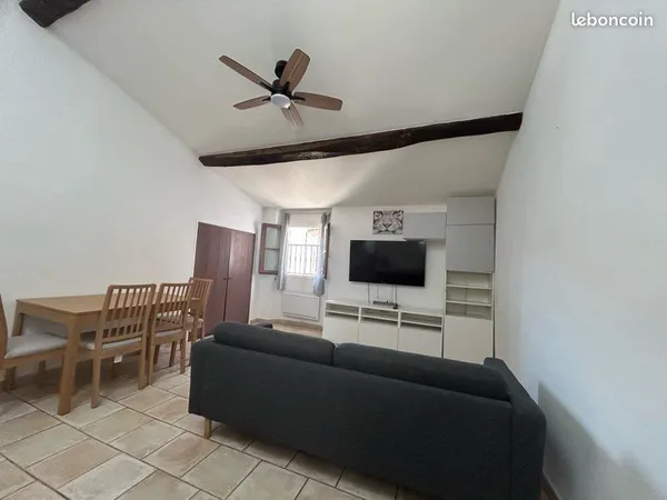 Appartement T2 en duplex en centre-ville de Salernes