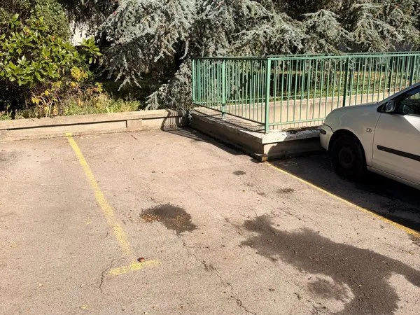Place parking privé extérieur