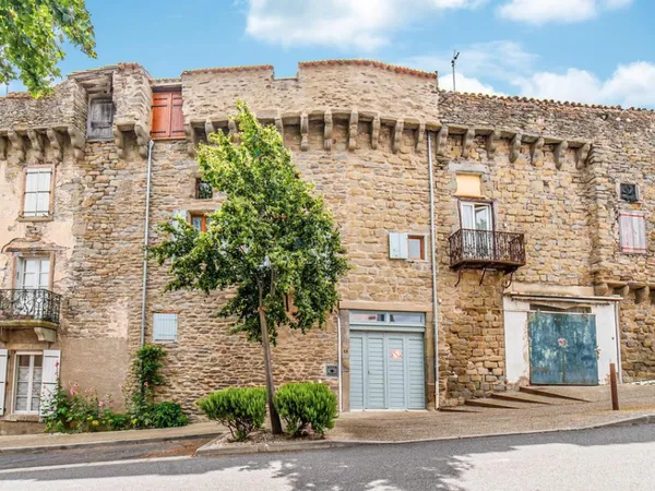 Belle demeure en pierre 5 chambres avec garage, cour, terrasse et courcive