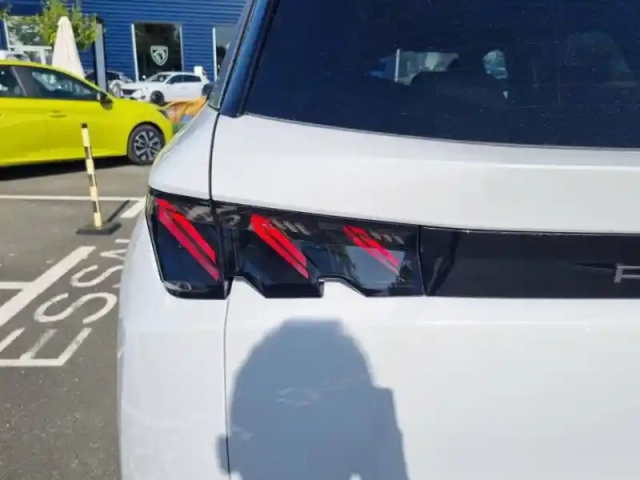 Peugeot 5008 hybrid 145 e-dcs6 — photo 17