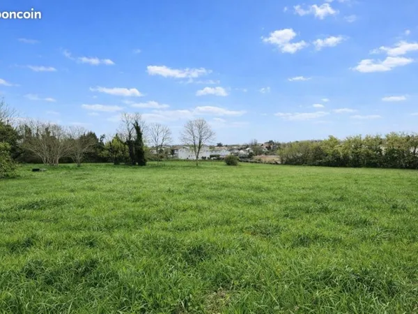 Terrain constructible de 9155 m2 à BLAYE