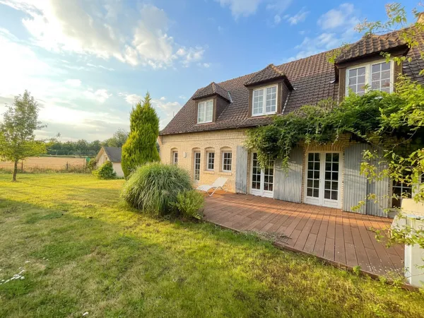 Maison individuelle - grand terrain - 5 chambres dont une au rez-de-chaussée - garages - stationneme