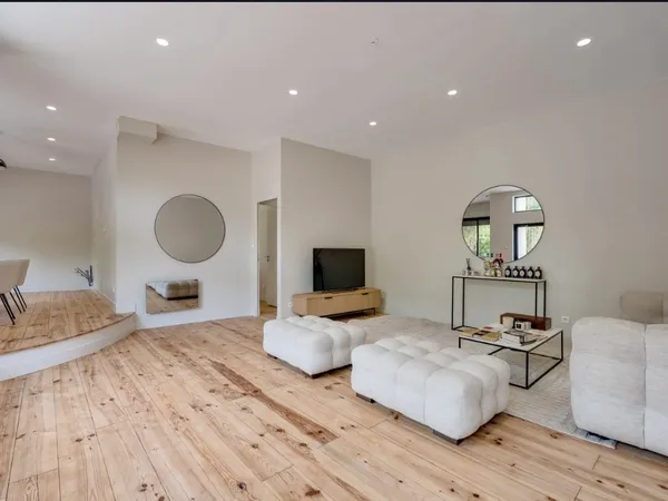 À vendre côté pavée T4 / 96 m2 /parking / extérieur 159m2