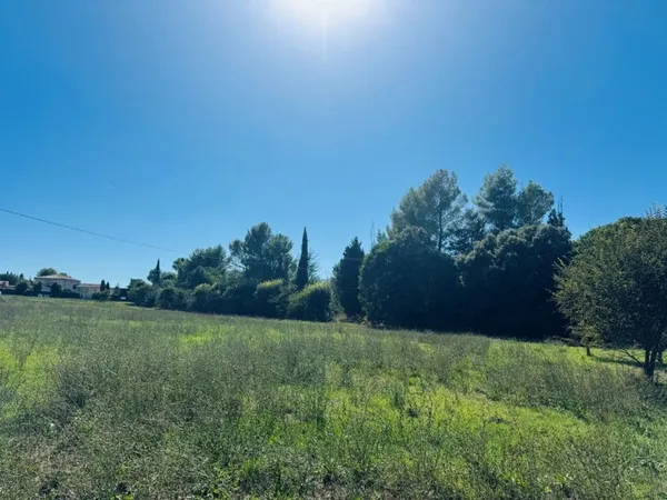 Terrain 650 m²