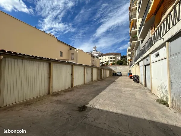Cannes - Secteur République - En rez-de-chaussée -Garage fermé dans une copropriété sécurisé - accès
