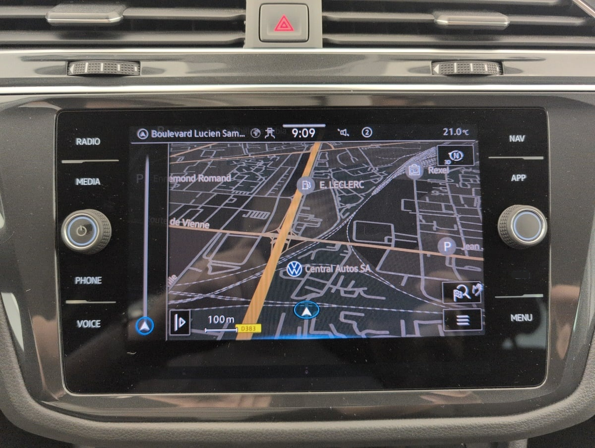 Volkswagen Tiguan — photo 18