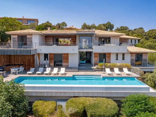 Villa neuve avec superbe vue mer