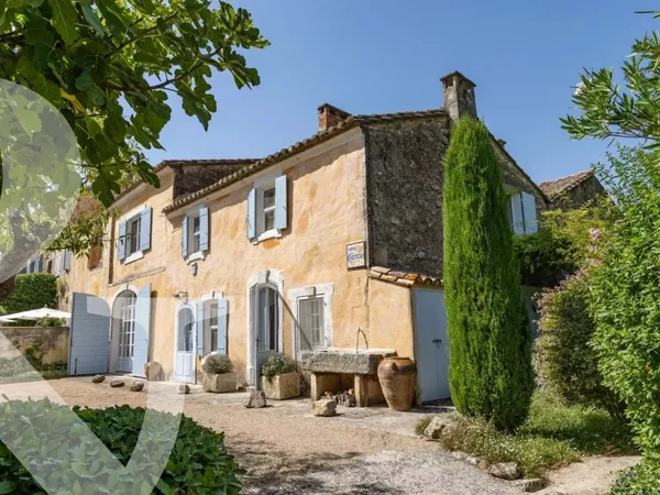 SUPERBE MAS AU COEUR DU VILLAGE