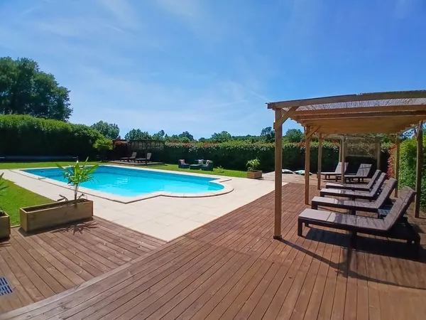 Maison Principale et ses 3 Gîtes + dépendances