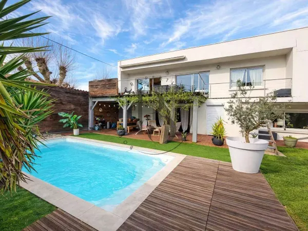 Maison 7 pièces 222 m²