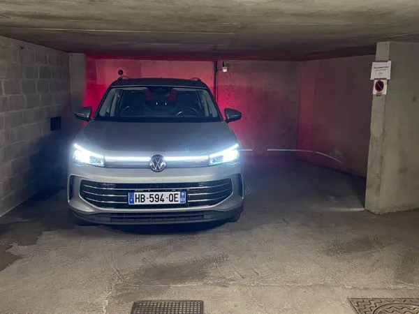 Place de parking sécurisée pour moto ou vélo avec ancrage