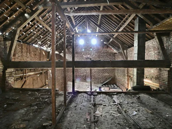Maison avec potentiel de 150m2 hab. env. , grange de 50 m2, terrain 831 m2, le tout à rénover pour u