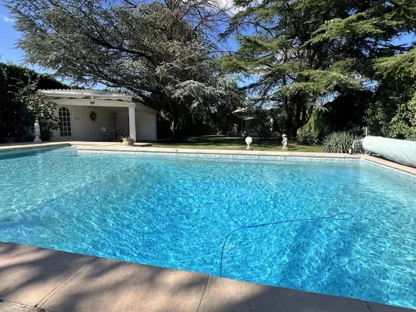 Maison de 140 M2 avec jardin et sous-sol aménageable 140m2 et piscine 5X10 sur 2300 M2 partiellement