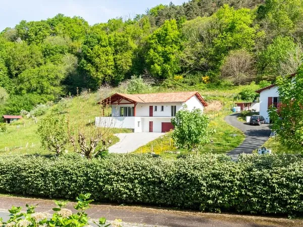 À Biriatou, immense maison en vente 679000 EUR