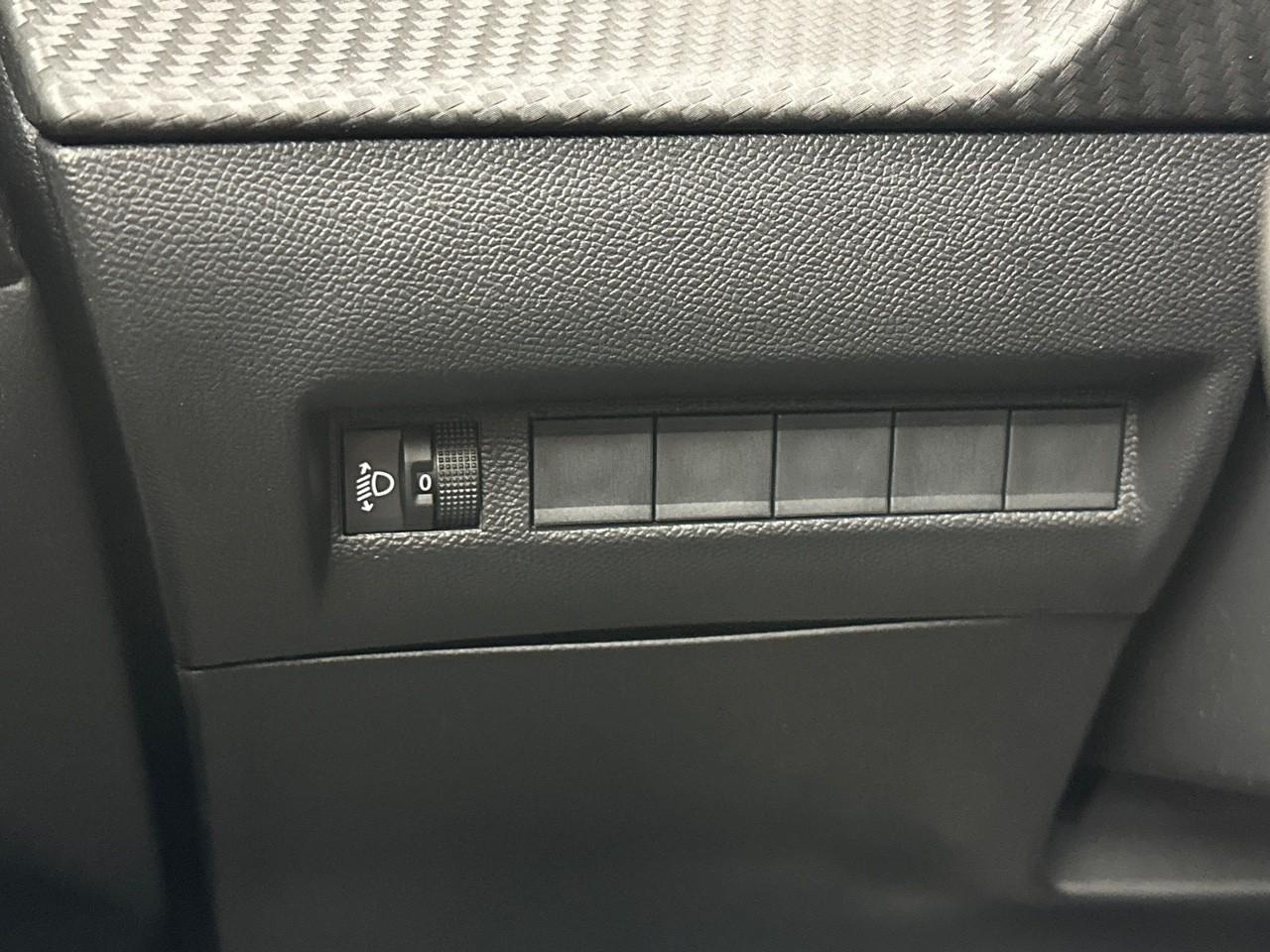 Peugeot 2008 hybrid 110 e-dcs6 allure — photo 16