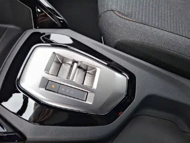 Peugeot 2008 hybrid 110 e-dcs6 — photo 37
