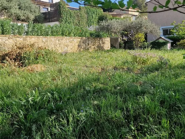 Terrain 639 m²