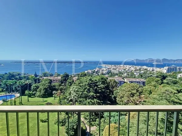 CANNES - 3 PIÈCES MEUBLÉ - DERNIER ÉTAGE - VUE PANORAMIQUE - LOCATION A L'ANNEE