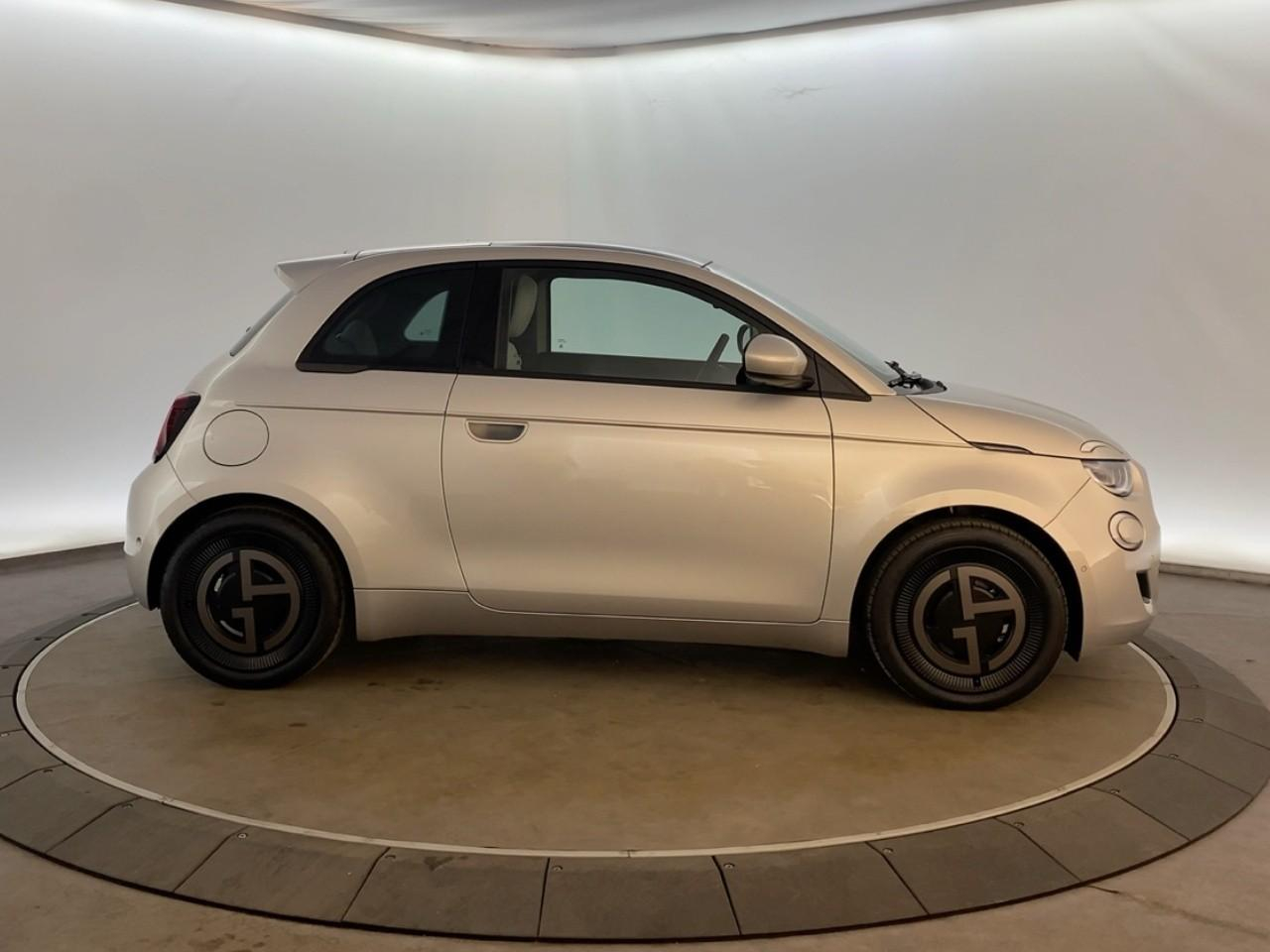 Fiat 500 e 118 ch giorgio armani collector's edition — photo 4