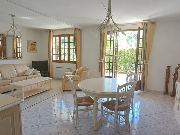 Appartement meublé T2/T3 de 65 m2 avec rez-de-jardin, terrasse et piscine, proche port
