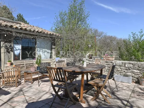 MAISON D'ARTISTE EN BORDURE DU VILLAGE AVEC VUE