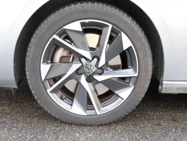 Peugeot 308 phev 180ch allure pack e-eat8 — photo 9