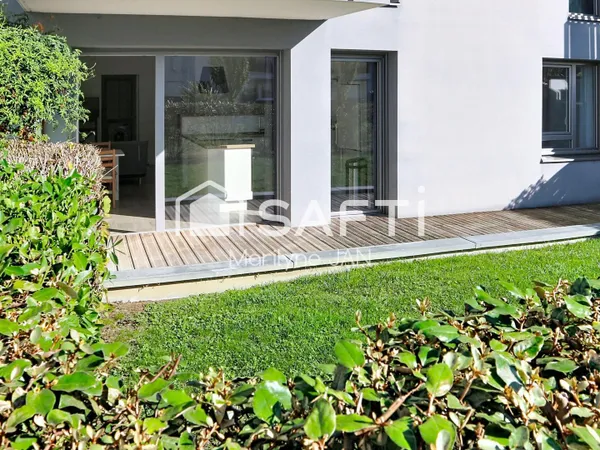 Pas de travaux, quartier tranquille et proche des commodités.