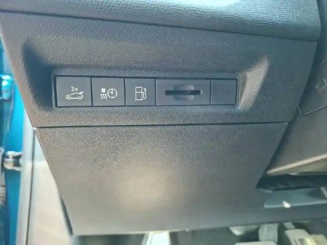 Peugeot 408 phev 225 e-eat8 — photo 18
