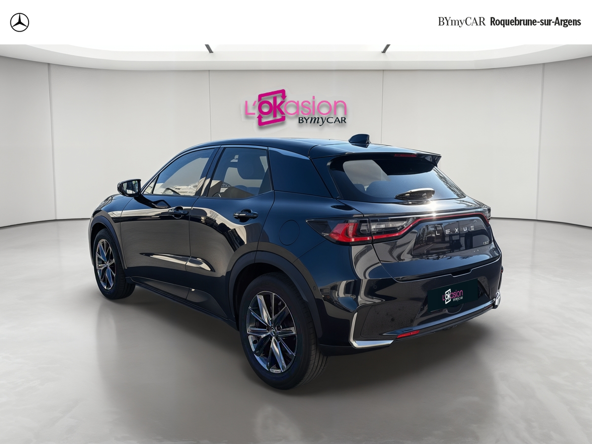 Lexus LBX 2WD — photo 3