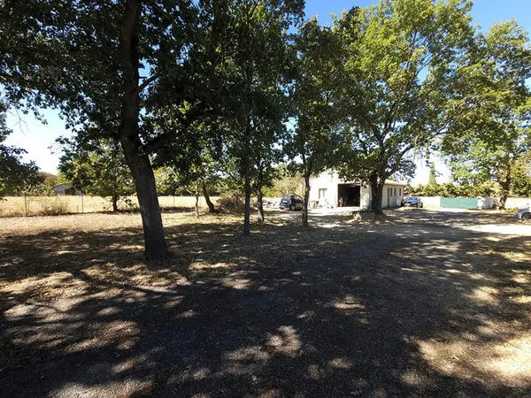 Bâtisse de 117 m² en gros oeuvre sur terrain arboré, un projet à écrire