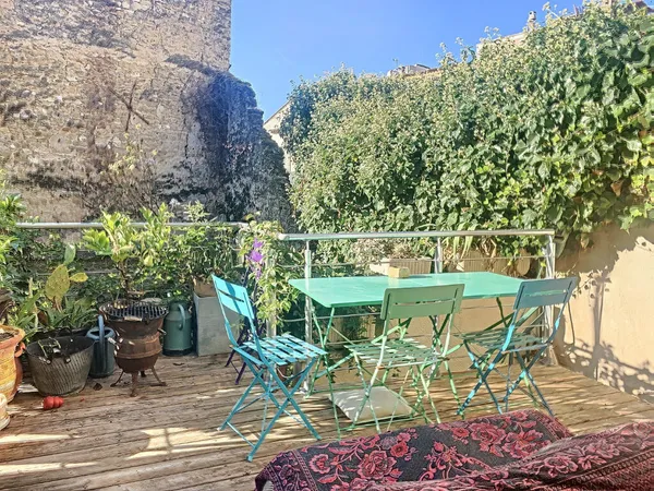 CUCURON ? Maison de village rénovée de 175 m² avec terrasses, annexe et caves