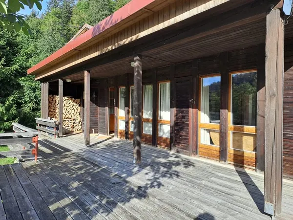 PREMANON : Chalet avec grande terrasse - à rénover