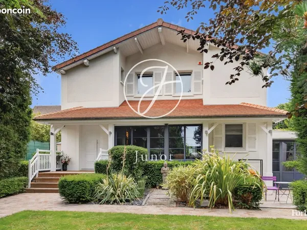 Propriété 7 pièces 233 m²