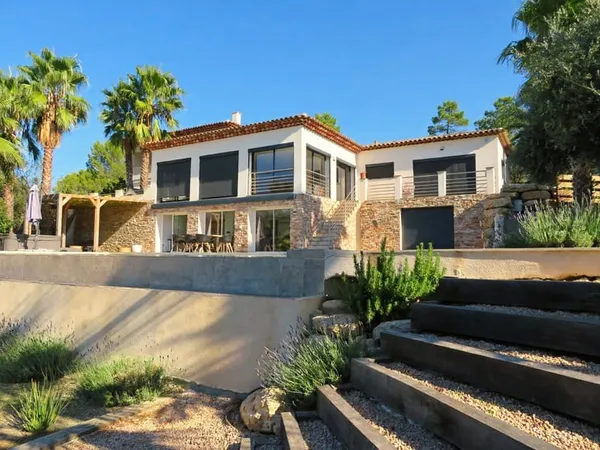 ROQUEBRUNE-SUR-ARGENS - Propriété d'exception de 400 m² - 4 appartements indépendants - 1,2 ha - Vue